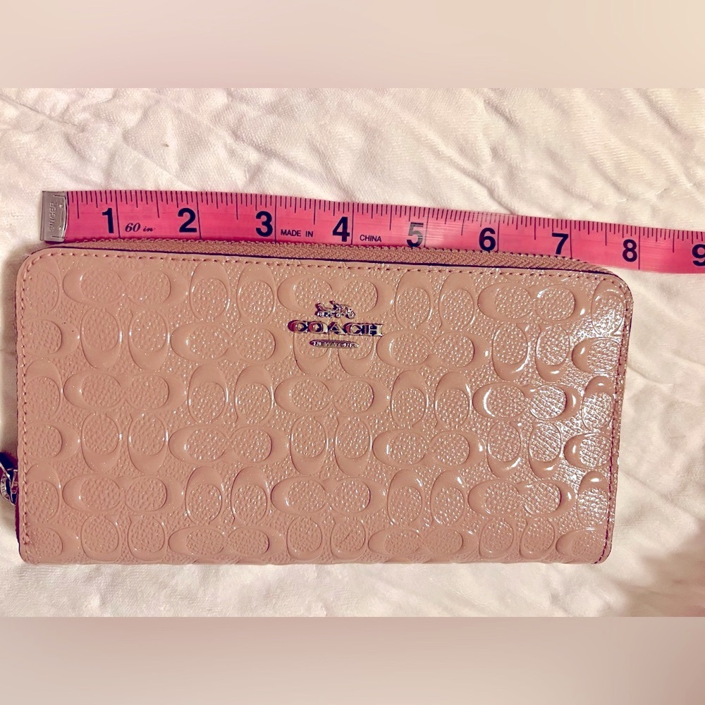 EUC Beautiful Coach Patent Leather Tan/ Beige Long Wallet